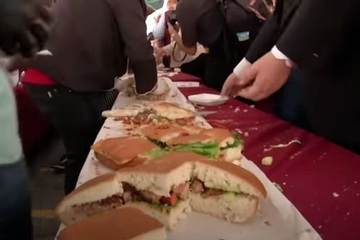 Đầu bếp Mexico làm chiếc bánh mì Sandwich dài nhất thế giới với thời gian siêu ngắn