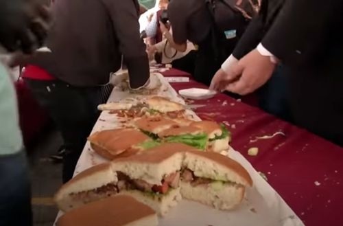 Đầu bếp Mexico làm chiếc bánh mì Sandwich dài nhất thế giới với thời gian siêu ngắn