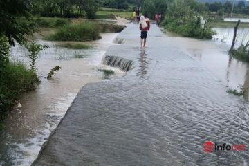 Đắk Lắk: Đường sạt lở, hàng ngàn hecta lúa ở huyện nghèo bị nhấn chìm do mưa lũ