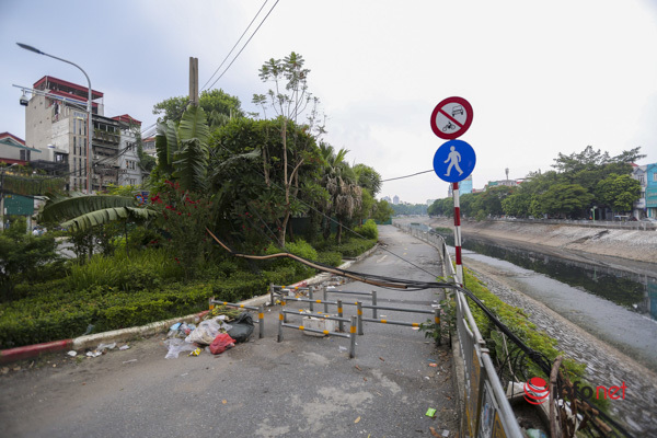Hà Nội: Rác thải bủa vây đường đi bộ ven sông Tô Lịch