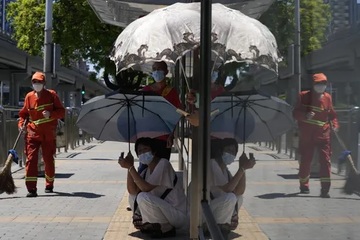 Trung Quốc: Hạn chế đi thang máy, bật điều hòa trên 26 độ C đối phó nắng nóng phá kỷ lục