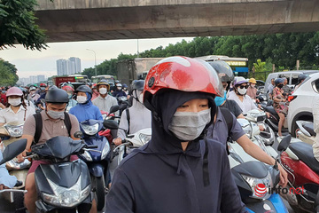Đường gom đại lộ Thăng Long tắc cứng, xe máy nhích từng cm giờ cao điểm chiều