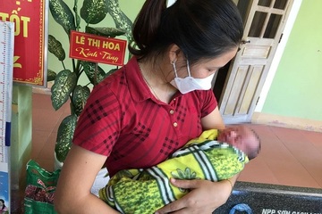 Nghệ An: Phát hiện bé trai sơ sinh trước cổng nhà hàng lúc sáng sớm