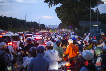 Hà Nội: Thi công đường gom, đại lộ Thăng Long ùn tắc kéo dài, đi vài trăm mét mất cả giờ đồng hồ