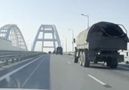 Hàng dài thiết bị quân sự của Nga tiến về hướng bán đảo Crimea