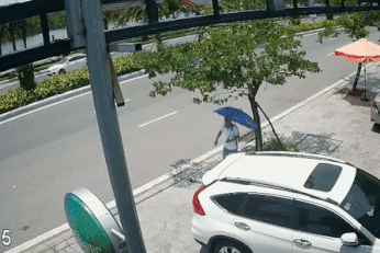Đứng vỉa hè vẫy khách vào nhà hàng, người đàn ông suýt chết vì ô tô lao tới san bằng tất cả