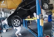 Cẩu thả khi sửa chữa ô tô, người thợ 'hú vía' vì tai nạn bất thình lình