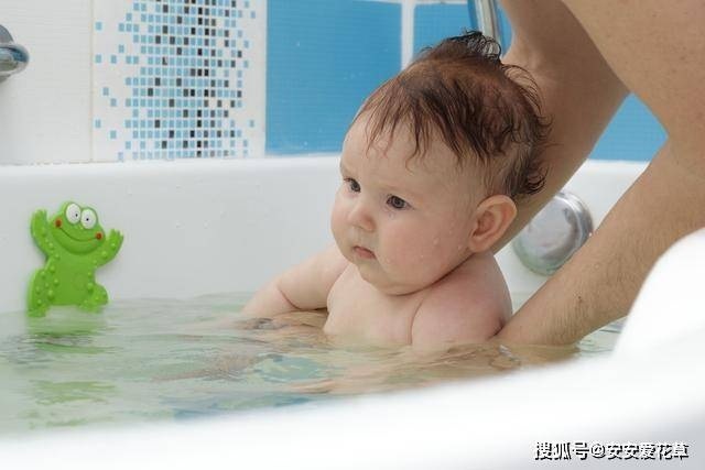 10 thời điểm mẹ không nên tắm cho trẻ sơ sinh