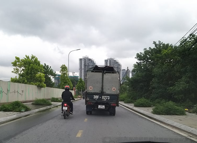 Xe ô tô “đầu Ngô, mình Sở” nghênh ngang trên đường phố Thủ đô