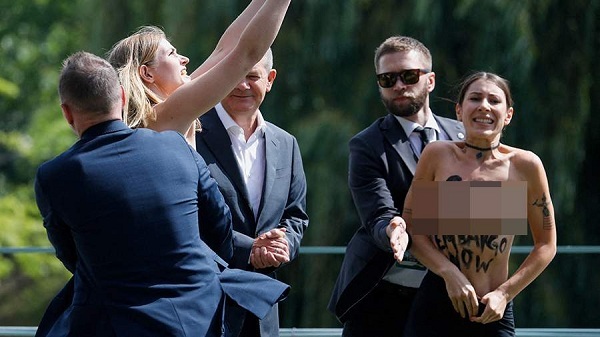 Thủ tướng Đức gặp sự cố khi chụp ảnh