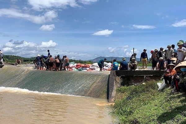 Nghệ An: Hàng trăm người dân 'ngăn dòng', tìm kiếm thi thể bé trai đuối nước