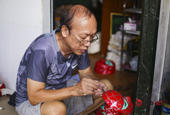 Trải lòng của người cuối cùng giữ nghề làm mặt nạ giấy bồi ở phố cổ Hà Nội