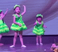 Cô bé 4 tuổi vừa múa vừa khóc nức nở trên sân khấu, lý do thật sự đằng sau khiến dân mạng phì cười