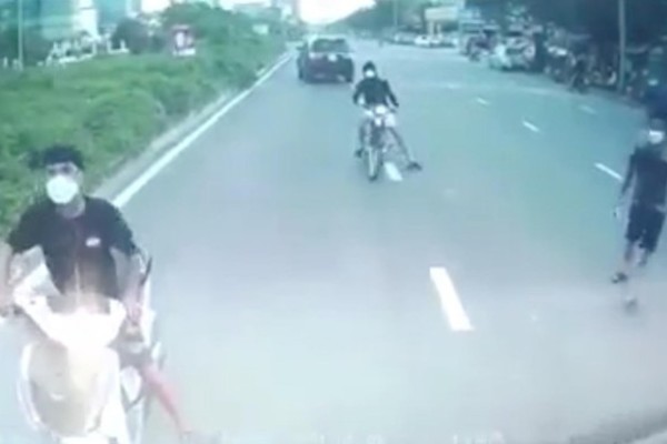 Truy tìm nhóm thanh niên cầm hung khí đe doạ lái xe trên đường Nguyễn Văn Huyên
