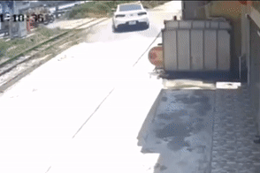 Nữ tài xế vượt đường sắt, hậu quả ô tô bị tàu đâm xoay 360 độ, nát bươm