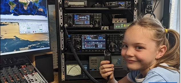 Bé gái 8 tuổi liên lạc với Trạm vũ trụ quốc tế ISS bằng radio ở Trái Đất