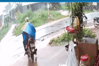 3 bố con trùm áo mưa đi xe máy gặp tai nạn 'đứng tim'