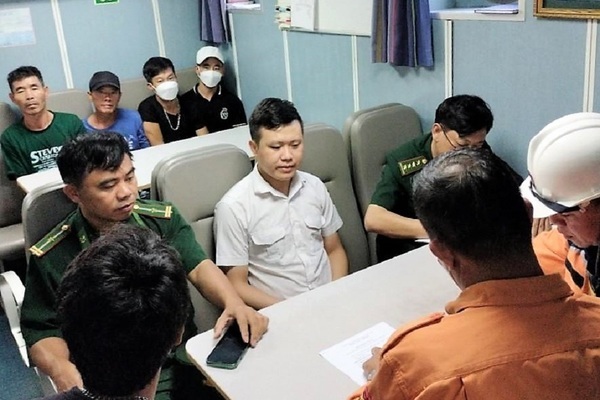 Kịp thời cứu giúp 5 ngư dân Nghệ An gặp nạn trên biển