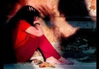 Người phụ nữ bị chồng ép khỏa thân tắm dưới thác nước nơi công cộng để làm nghi lễ sinh con