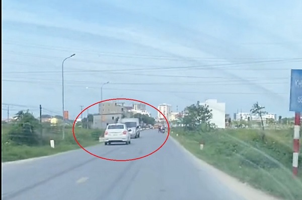 Clip xe con lạng lách, lấn làn trên quốc lộ ở Nghệ An khiến người đi đường hoảng sợ