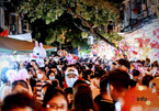 Hà Nội: Phố Hàng Mã đông nghịt người đi chơi Trung thu sớm, đường tắc cứng ngày cuối tuần