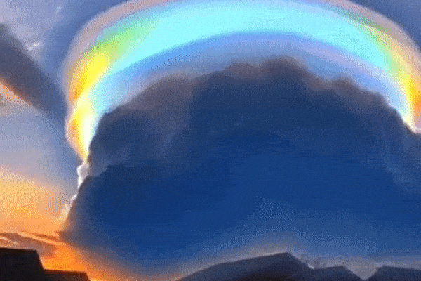 Hãy thưởng thức hình ảnh đầy sắc màu về đám mây cầu vồng đẹp như mơ. Sự kết hợp giữa màu sắc của đám mây và của cầu vồng sẽ tạo ra một bức ảnh đẹp mắt và tuyệt vời.