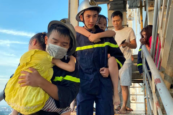Cháy căn hộ chung cư ở Hà Nội lúc rạng sáng, 4 người mắc kẹt được cứu hộ kịp thời