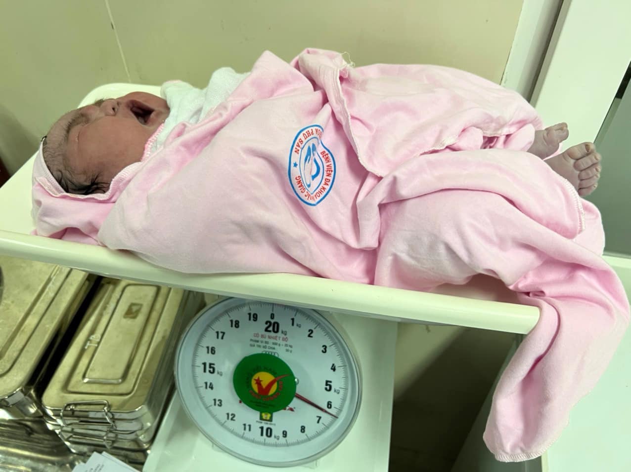 Bé gái chào đời nặng 6,2 kg gây bất ngờ cho cả kíp mổ và mẹ