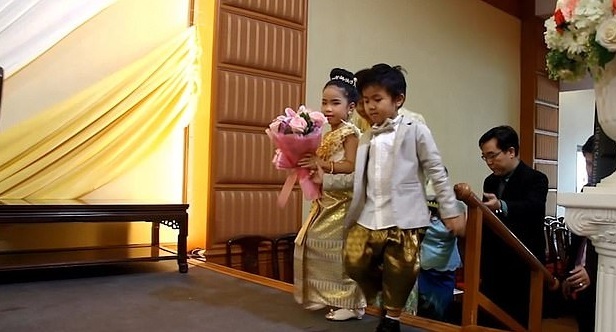 Đám cưới hoành tráng của cặp song sinh 8 tuổi để ‘xua đuổi vận đen’
