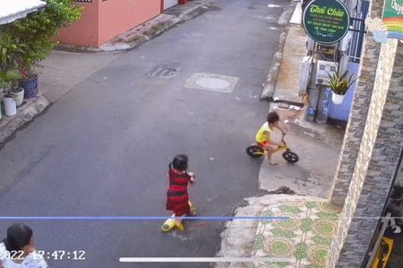 Bé gái phóng xe scooter phản xạ nhanh như chớp khiến dân mạng 'cười rớt hàm'