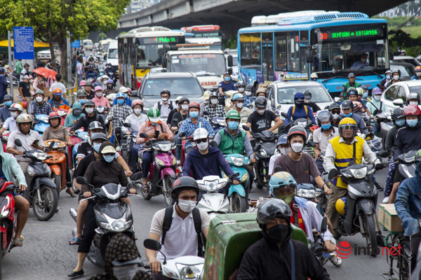 Hà Nội: Người dân đổ về quê nghỉ lễ, bến xe chật như nêm, đường phố tắc cứng