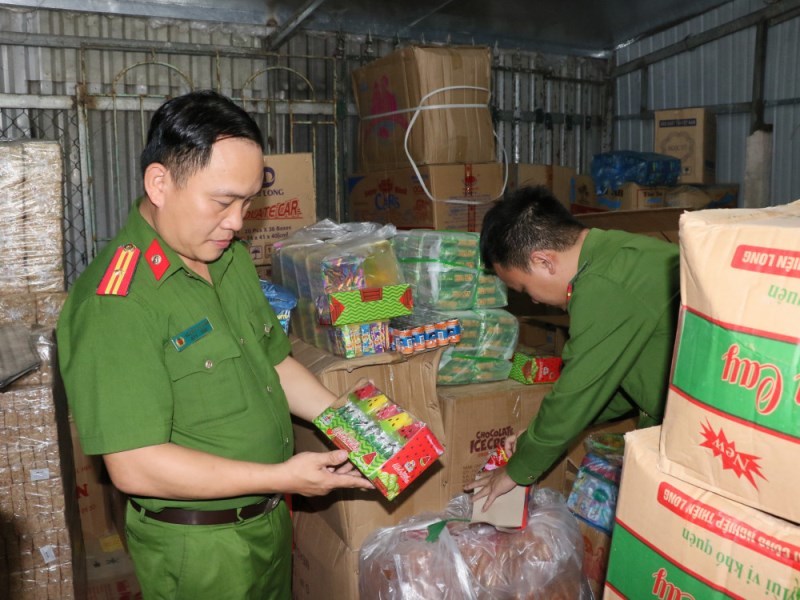 Phát hiện hàng tấn bánh kẹo nhập lậu trong nhà dân ở Hà Tĩnh