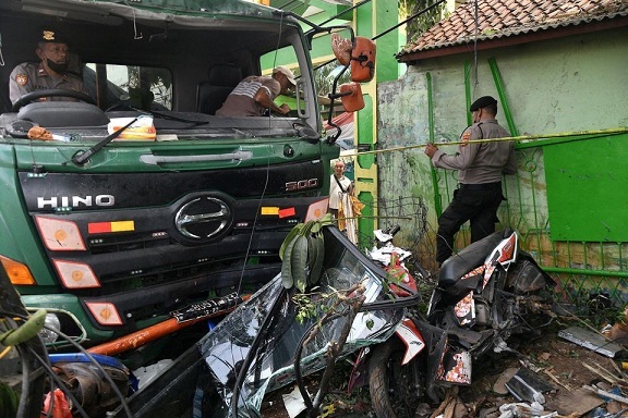 Kinh hoàng xe tải gây tai nạn liên hoàn bên ngoài trường học khiến 11 người chết