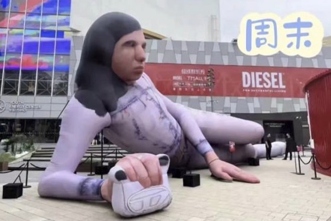 Búp bê thời trang khổng lồ nằm trên phố khiến người dân Trung Quốc sợ hãi