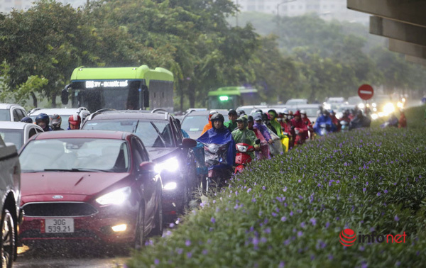 Hà Nội: Mưa nặng hạt, hàng nghìn người vẫn đội mưa phóng xe máy về quê, nhiều tuyến đường ùn tắc