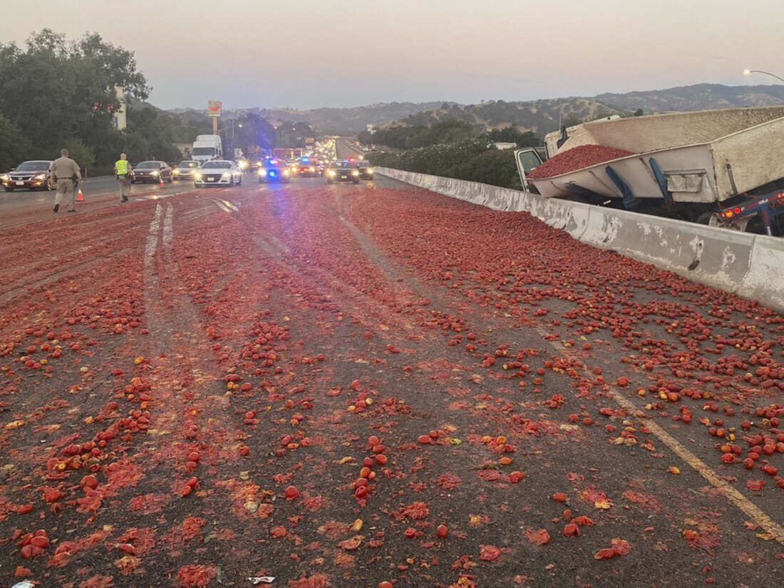 Sự cố hi hữu biến đường cao tốc thành 'dòng sông sốt cà chua'