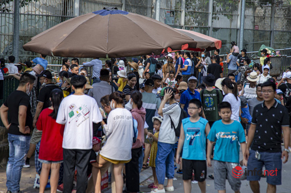 Người lớn, trẻ em đội nắng chen chân trong Công viên Thủ Lệ ngày nghỉ lễ