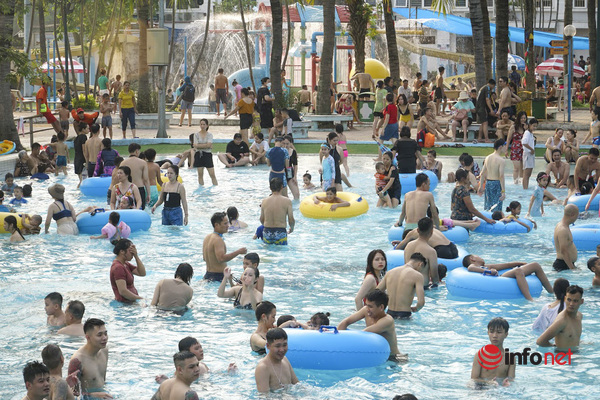 Hàng vạn người đổ về Công viên nước Hồ Tây dịp nghỉ lễ