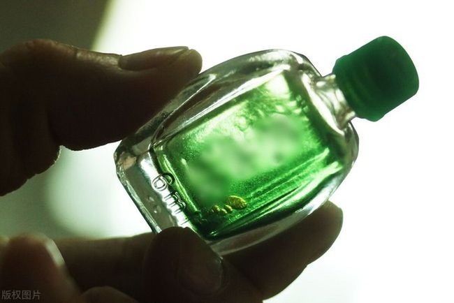 Chị em nhỏ dầu gió vào rốn trước khi ngủ, nhận kết quả 'thần kỳ' sau một thời gian