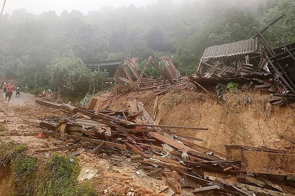 Nghệ An: Hàng loạt nhà dân bị đổ sập, thiệt hại nặng sau trận mưa lớn