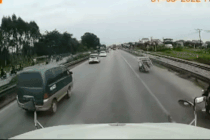 Clip xe chở hàng đứt đuôi, văng ra trước mũi xe đầu kéo gây tai nạn liên hoàn