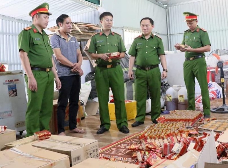 Phát hiện hơn 3 tạ bánh trung thu 'bán chui' trong xưởng bánh mì ở Hà Tĩnh