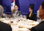 Ba món đồ trang sức đắt giá đẩy đệ nhất phu nhân Hàn Quốc vào vòng xoáy chỉ trích