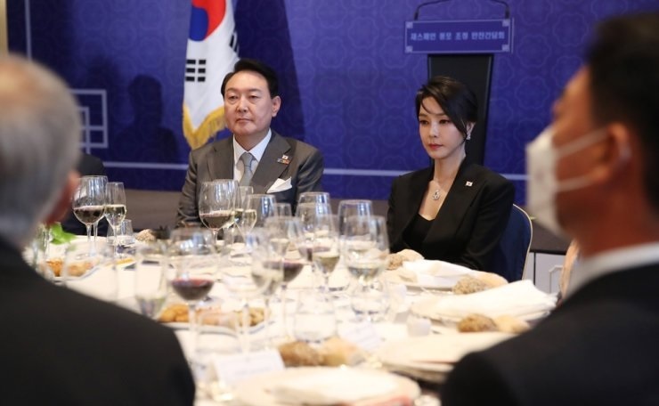Ba món đồ trang sức đắt giá đẩy đệ nhất phu nhân Hàn Quốc vào vòng xoáy chỉ trích