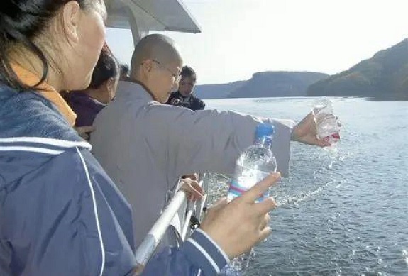 Đổ hàng trăm chai nước khoáng xuống sông để cầu sức khỏe, chuyện tốt hay lãng phí?