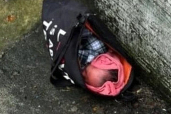 Phát hiện bé gái sơ sinh bị bỏ rơi dưới trời mưa trong ngõ ở Hà Nội