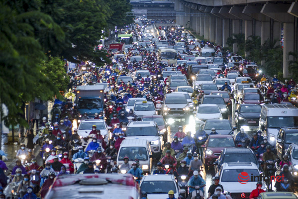 Hà Nội: Hàng nghìn phương tiện 'chôn chân' dưới trời mưa, ô tô, xe máy xếp hàng dài trên đường