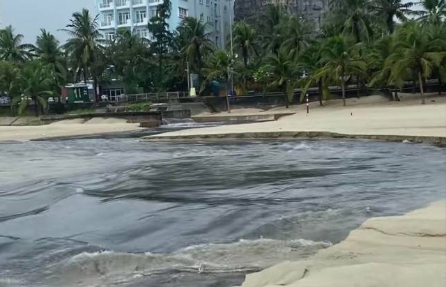 Nước đen ngòm lại tuôn ra bãi biển Đà Nẵng