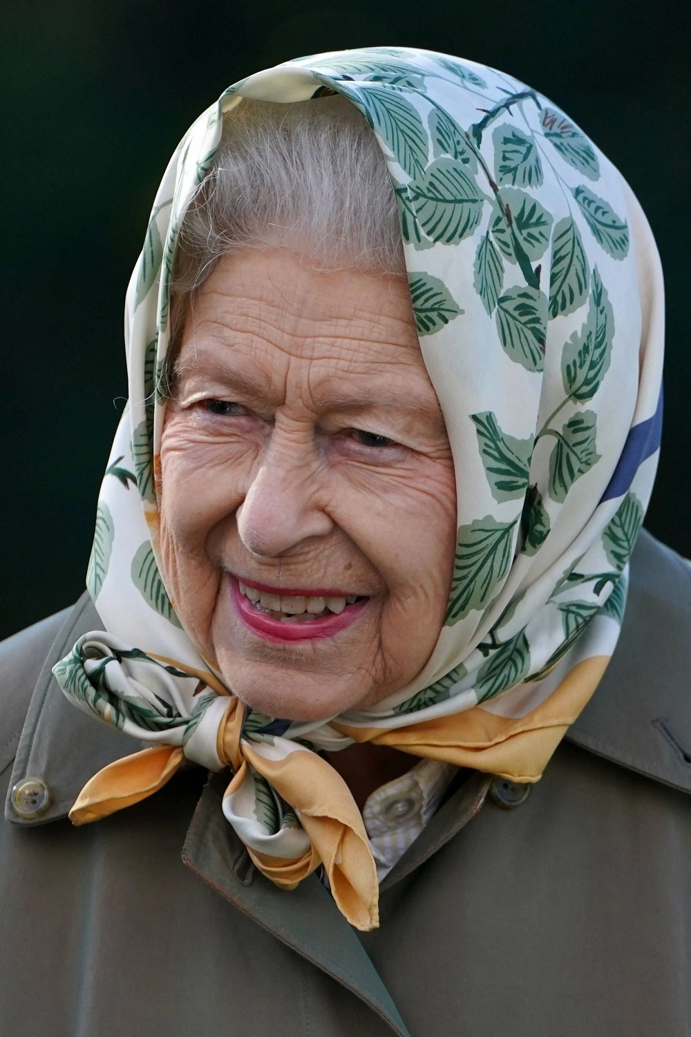 Vì sao cố Nữ hoàng Anh Elizabeth luôn mặc trang phục sặc sỡ, đội mũ và đeo găng tay?