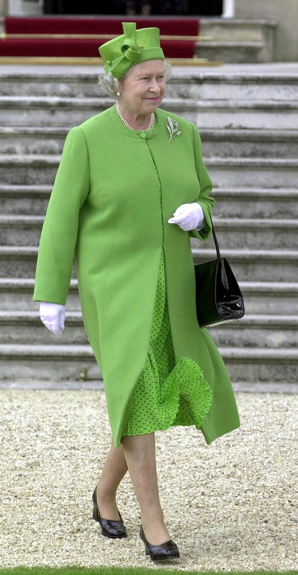 Vì sao cố Nữ hoàng Anh Elizabeth luôn mặc trang phục sặc sỡ, đội mũ và đeo găng tay?